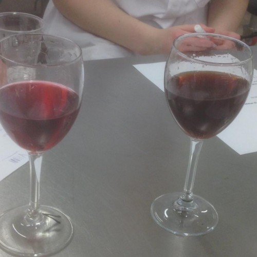 Vasemmanpuoleinen viini on valmistettu mustaherukasta, oikean puoleinen on kolme vuotta vanhennettua, josta johtuu sen väri sekä hieman rusinainen maku