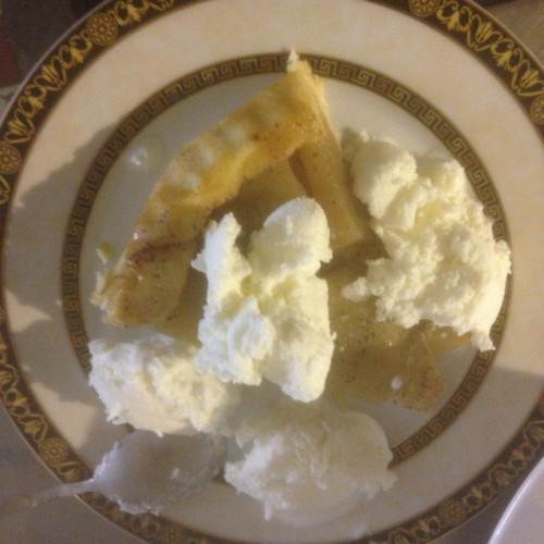 Tarte tatin- omenapiirakka Olustveren ammattikoulussa tehdyn jäätelön kera.