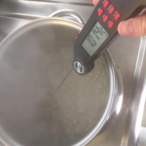 Sokerisiirappia piti keittää kunnes se saavutti 105 Celsiuksen lämpötilan